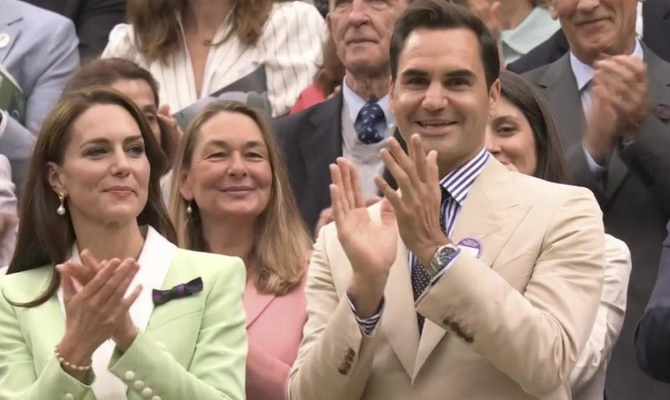 费德勒在瑞士队比赛中败北，战术调整引发热议！观众掌声雷动-爱游戏体育