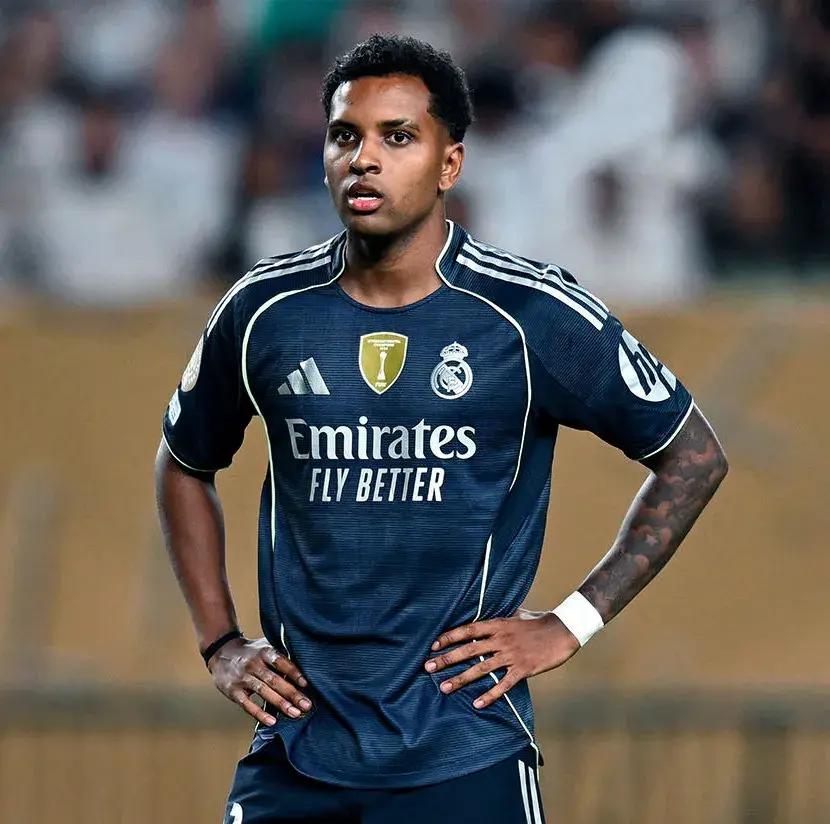 包含瓦伦西亚迎欧冠关键赛；集结日官宣签约；悬念犹存；赛季目标并未改变的词条-爱游戏体育